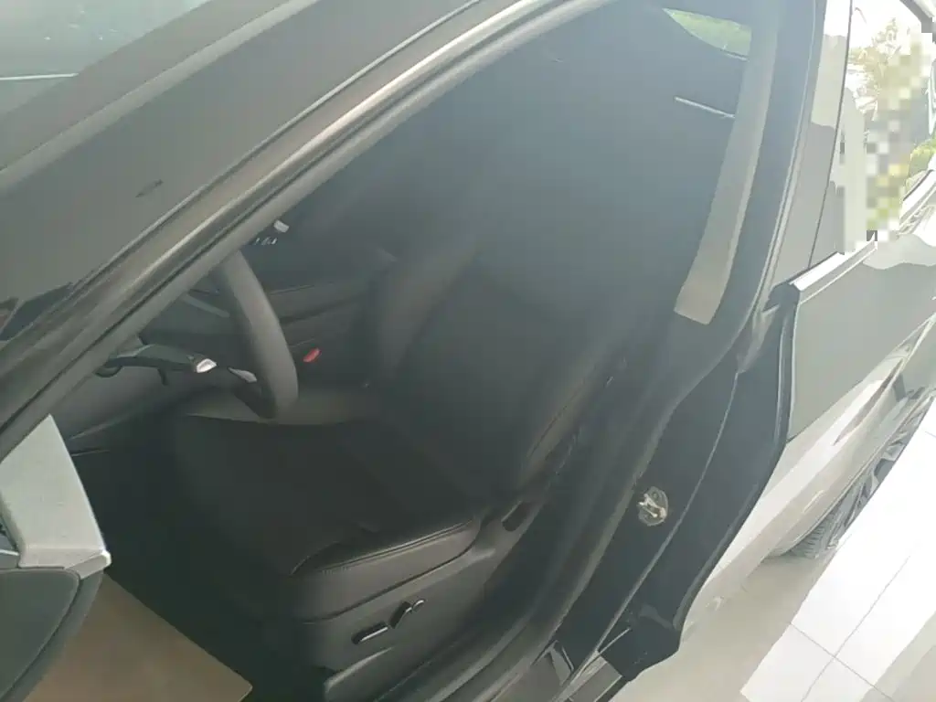 Tesla Model Y — миниатюра 15