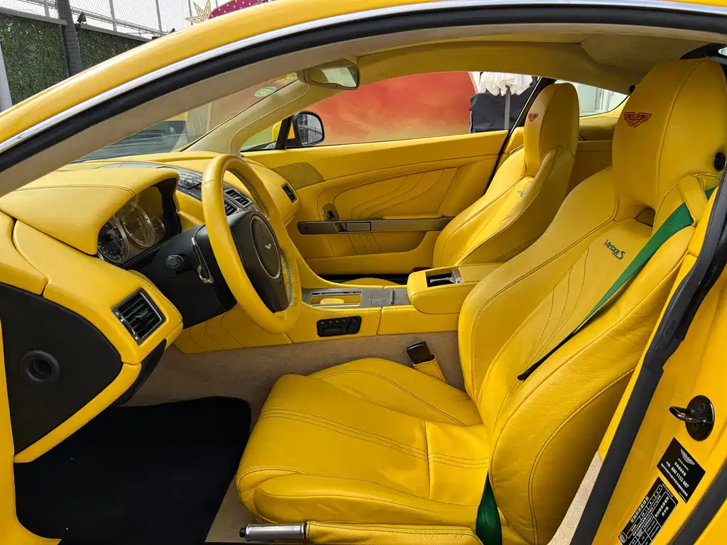 ASTON MARTIN V8 VANTAGE