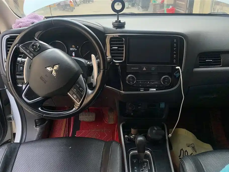 MITSUBISHI OUTLANDER