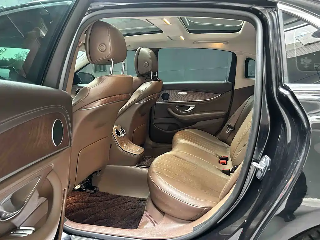 Mercedes-Benz E-Class — миниатюра 3
