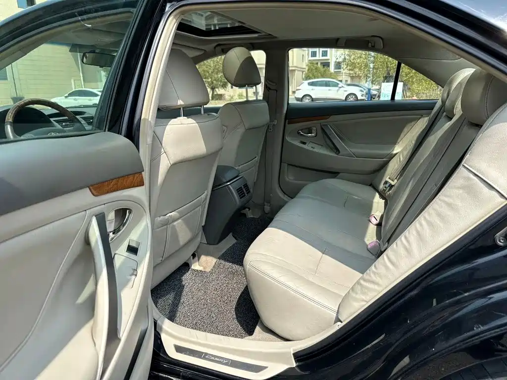 Toyota Camry — миниатюра 8