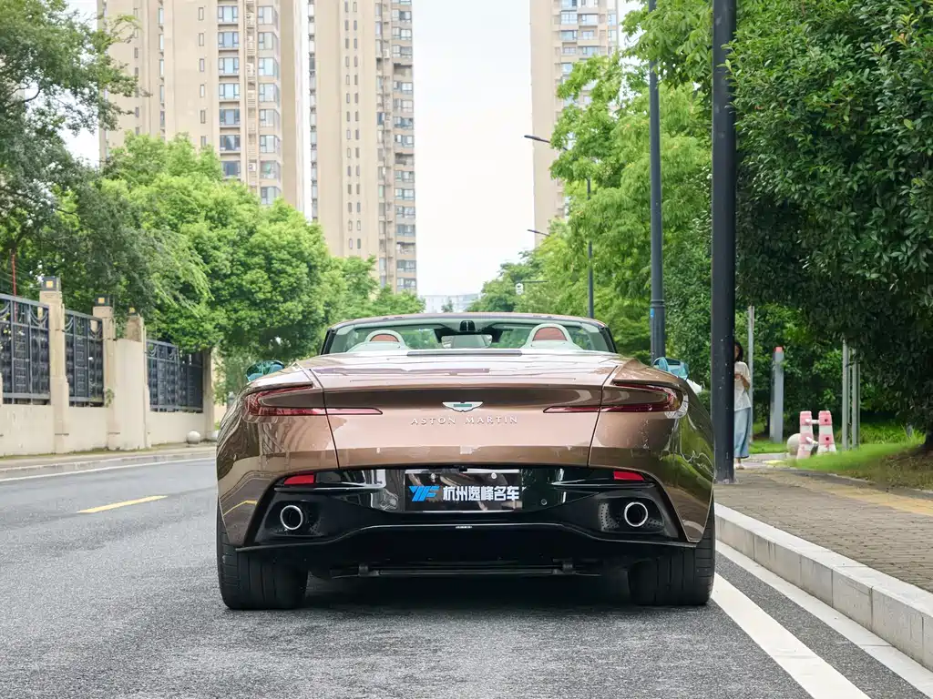 Aston Martin DB12 — миниатюра 8