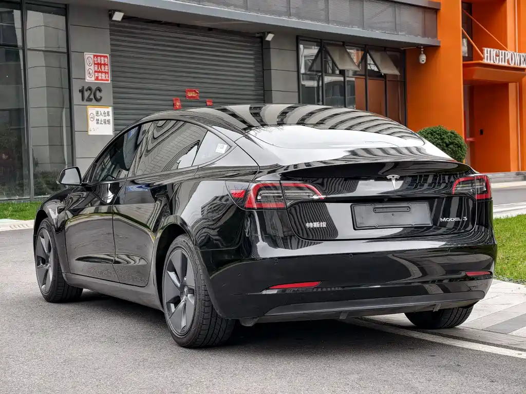 TESLA MODEL 3