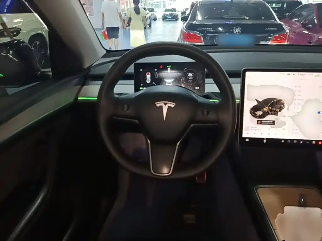 Tesla Model Y — миниатюра 11