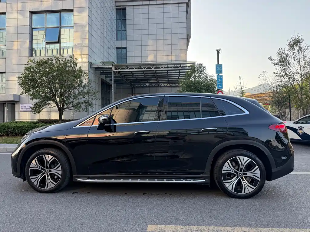 Mercedes-Benz EQE SUV — миниатюра 7
