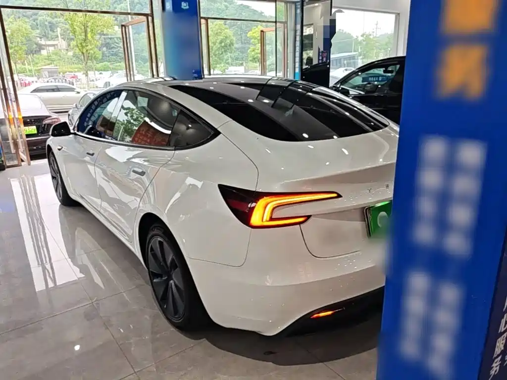 Tesla Model 3 — миниатюра 5