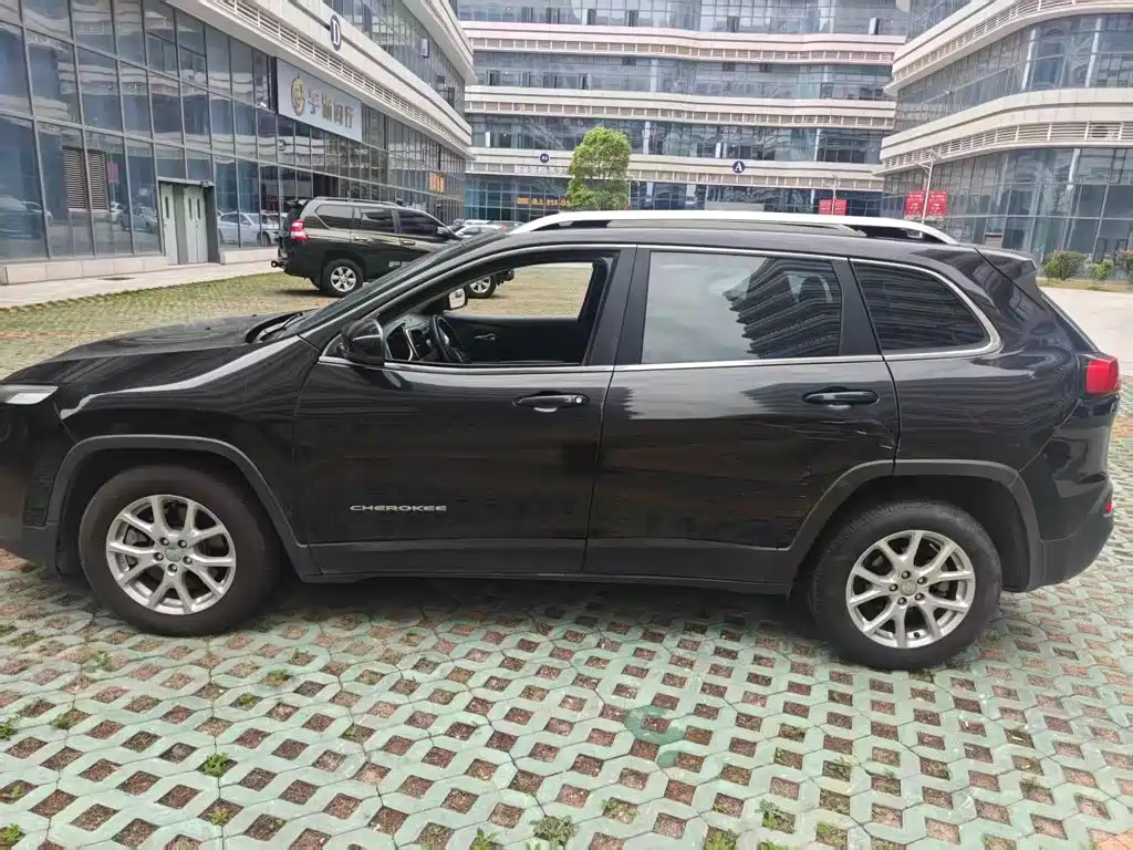 Jeep Cherokee — миниатюра 4