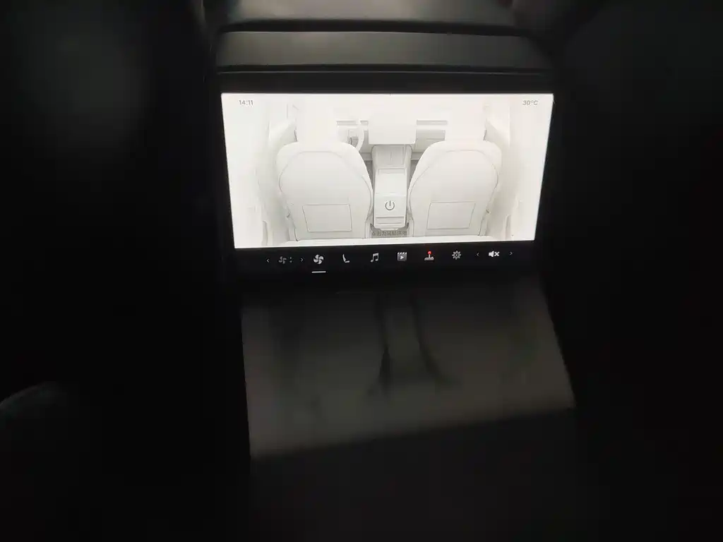 Tesla Model 3 — миниатюра 10