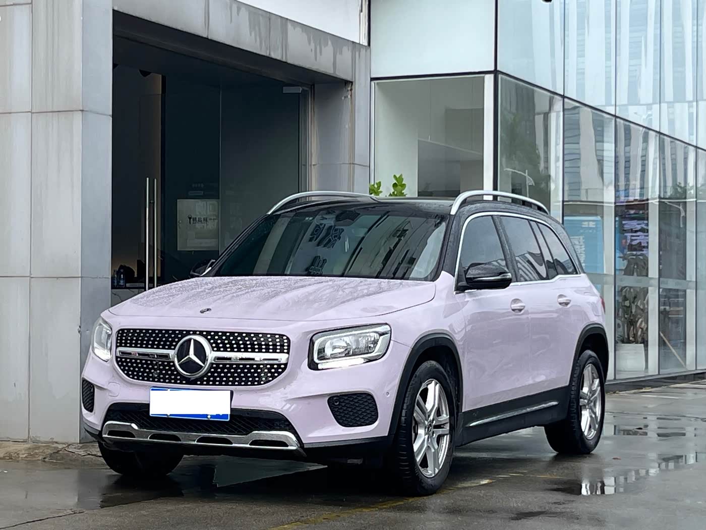 Mercedes-Benz GLB 1.3 л 2021 г. Серебристо-серый, пробег 28000 км