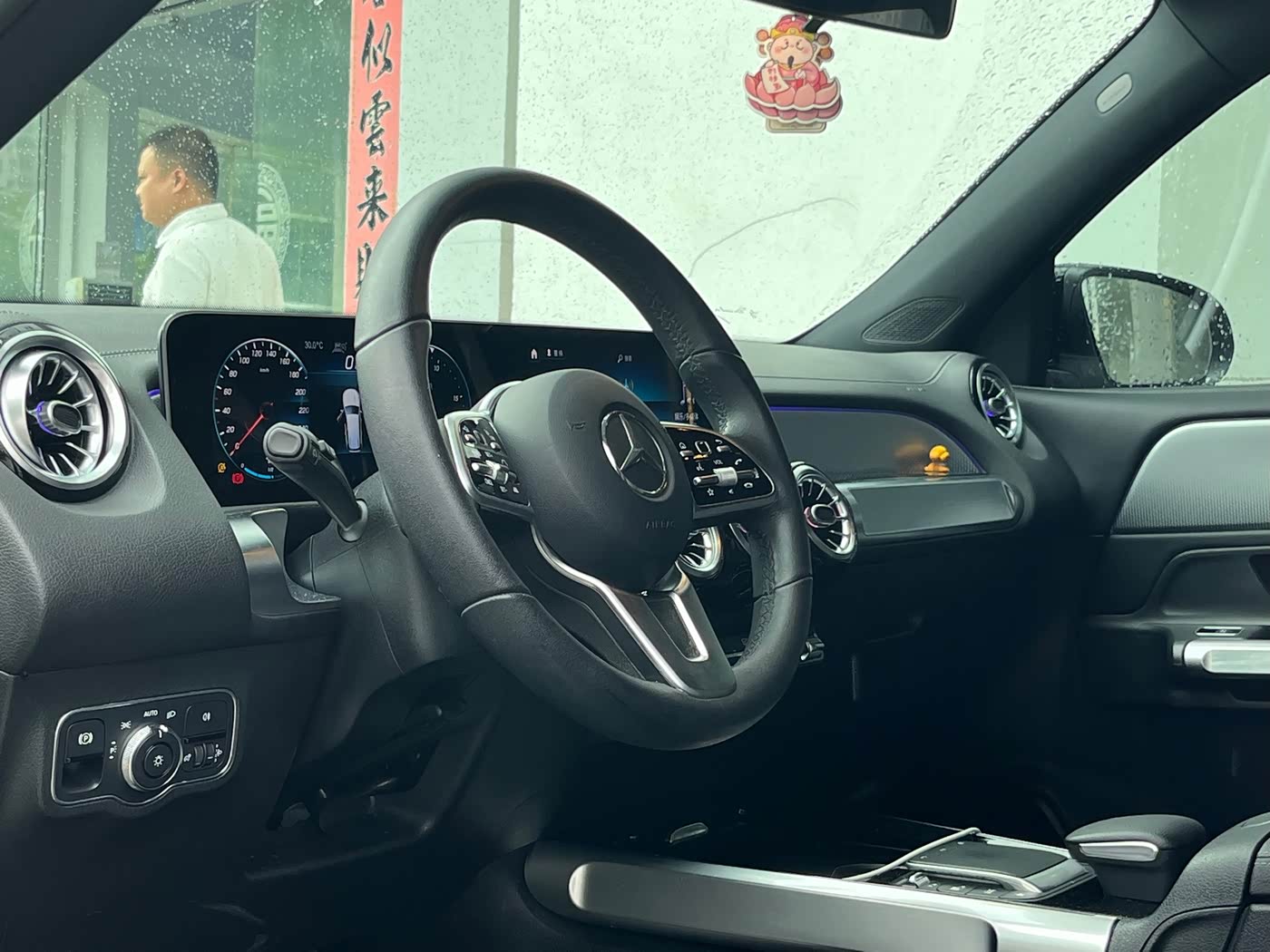 Mercedes-Benz GLB 1.3 л 2021 г. Серебристо-серый, пробег 28000 км
