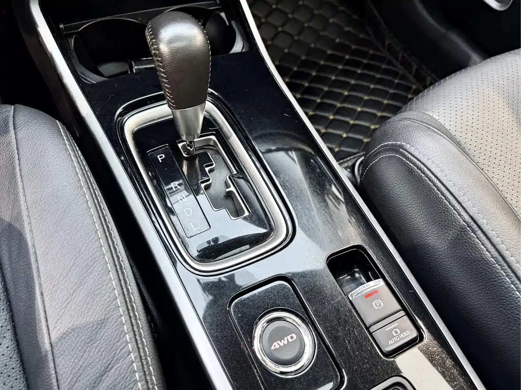 MITSUBISHI OUTLANDER