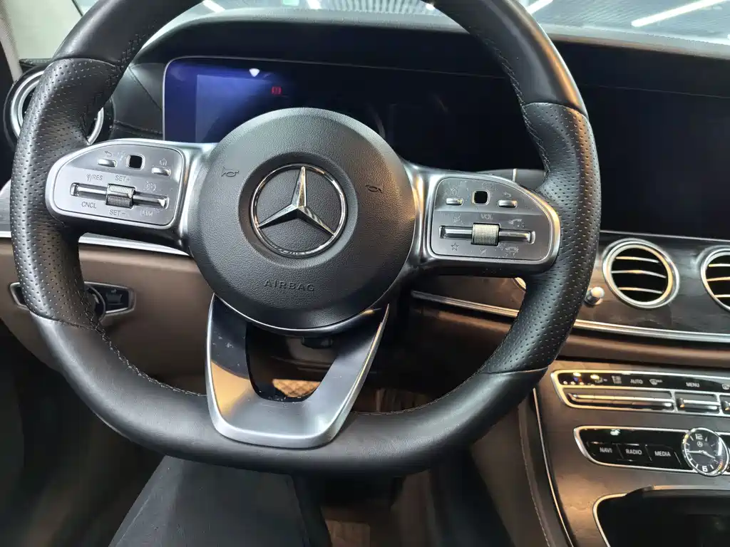 Mercedes-Benz E-Class — миниатюра 7