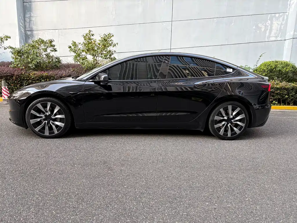 Tesla Model 3 — миниатюра 4