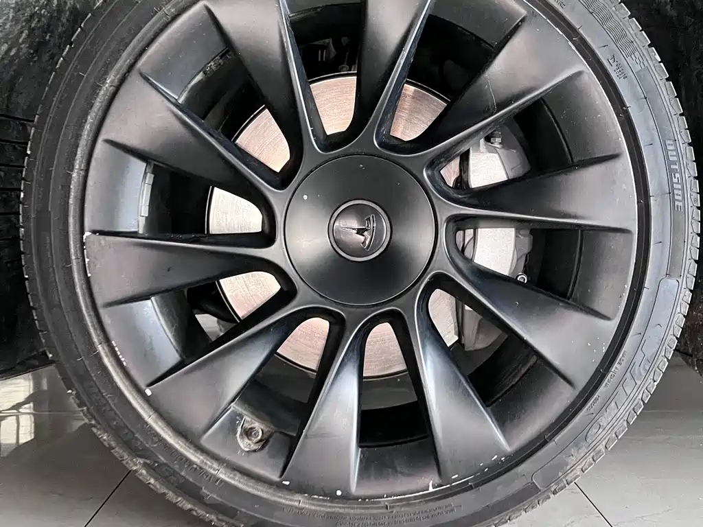 Tesla Model Y — миниатюра 4
