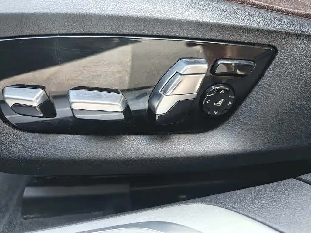 BMW 7 Series — миниатюра 14