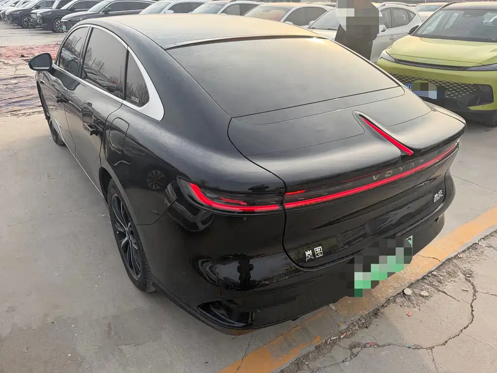 VOYAH LANTU CHASING LIGHT