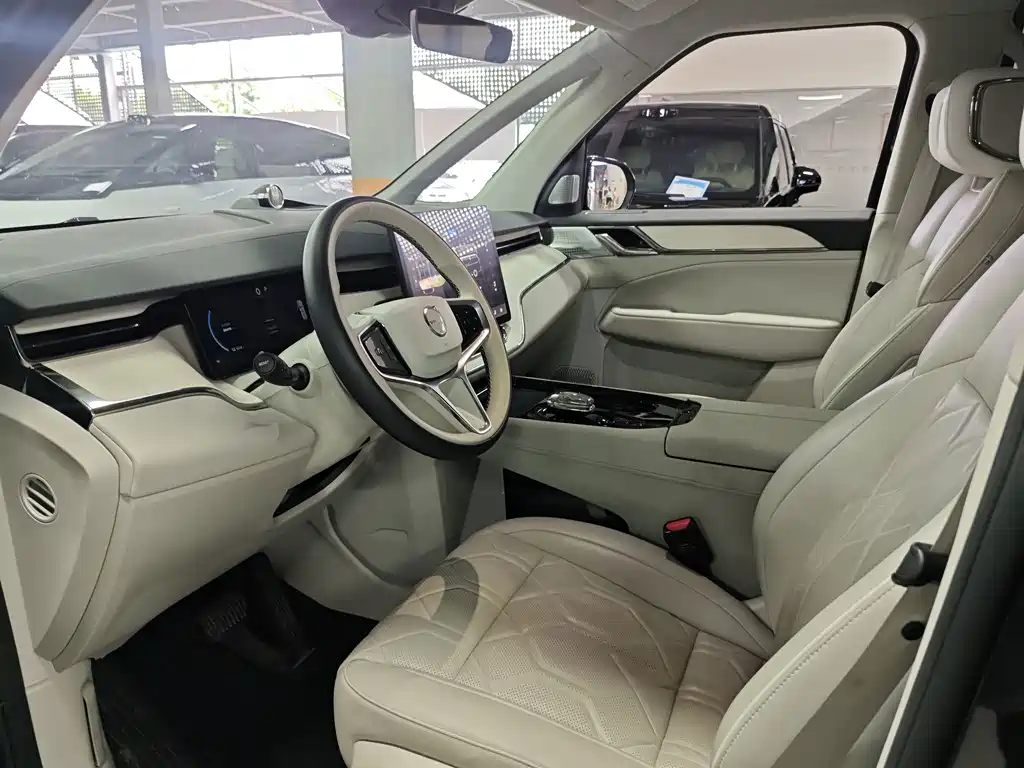 Volvo EM90 — миниатюра 4