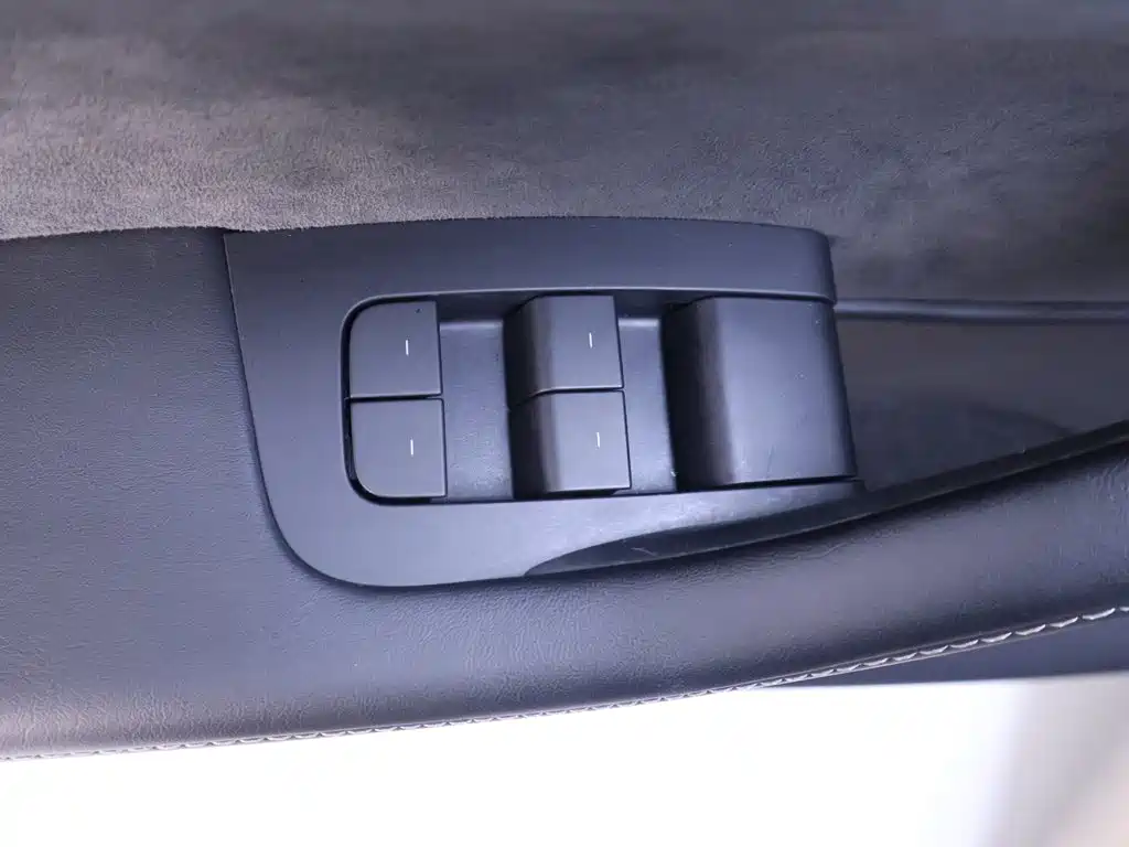 Tesla Model Y — миниатюра 17