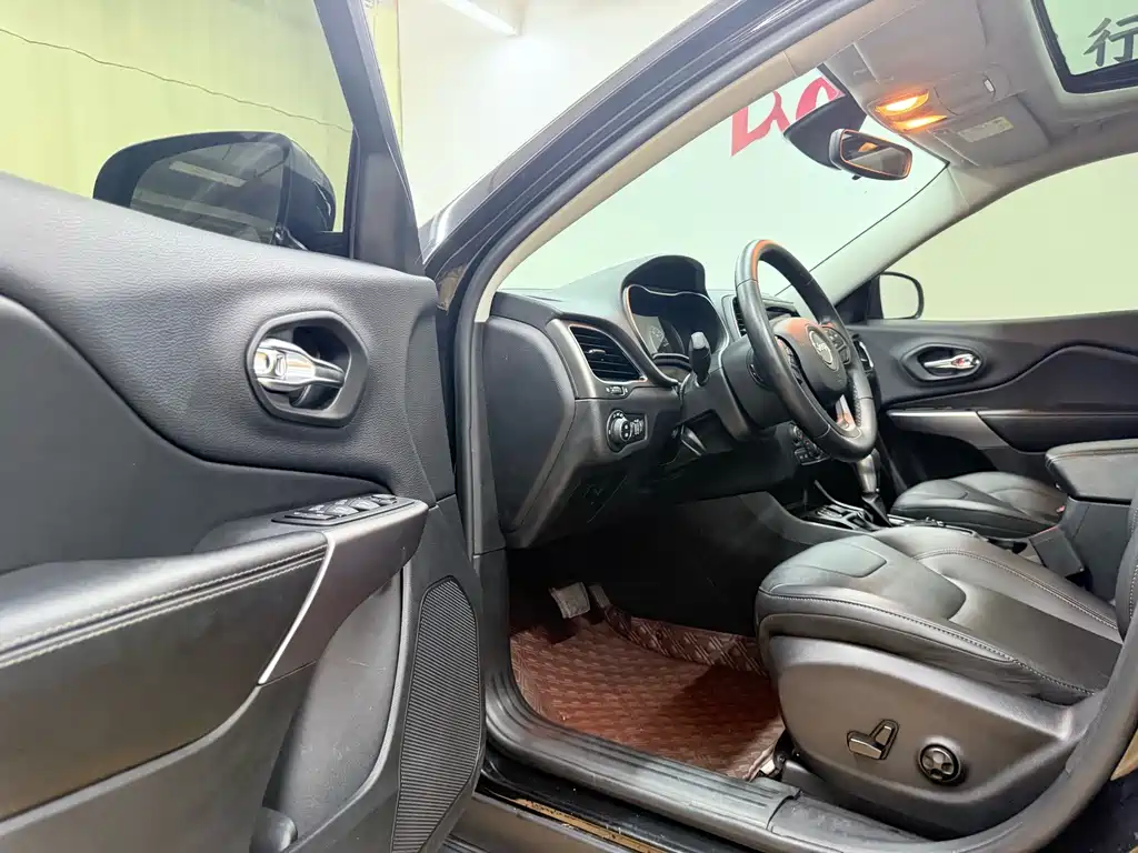 Jeep Cherokee — миниатюра 23