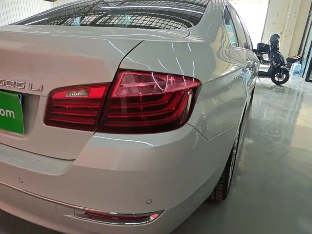 BMW 5 Series — миниатюра 8