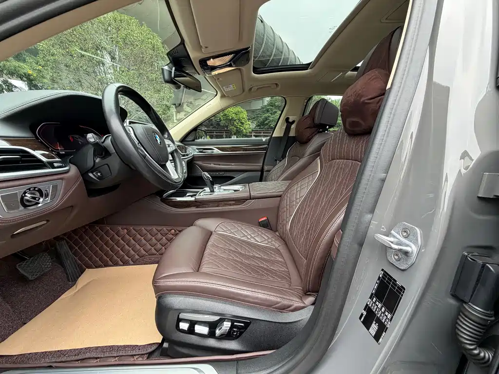 BMW 7 Series — миниатюра 10