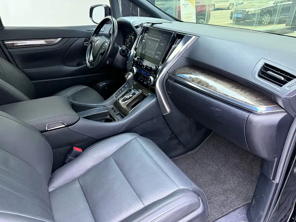 Toyota Alphard — миниатюра 20