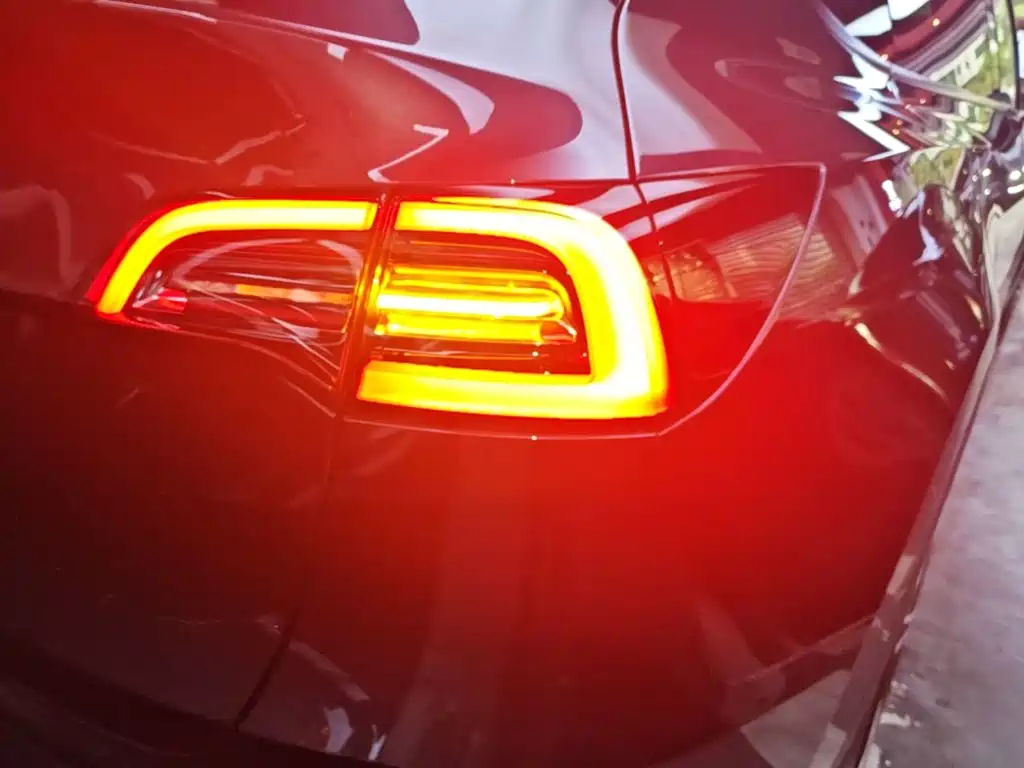 Tesla Model Y — миниатюра 8