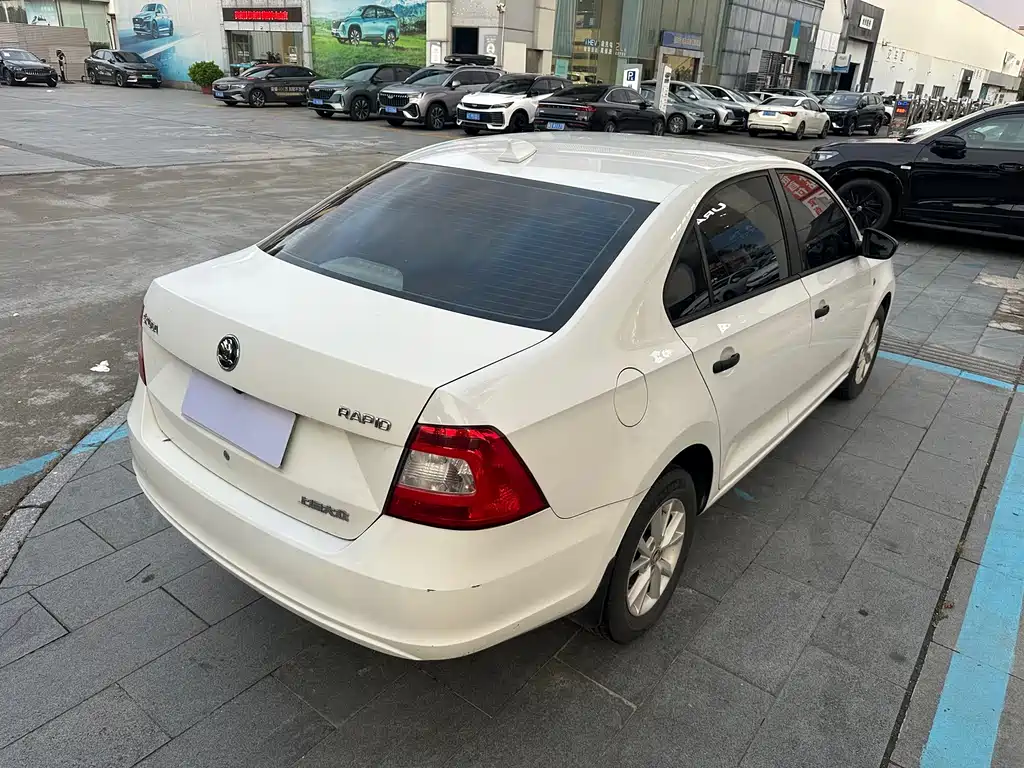 Skoda Rapid — миниатюра 5