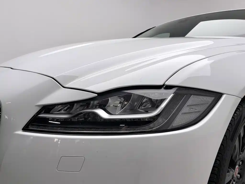 Jaguar XFL — миниатюра 7