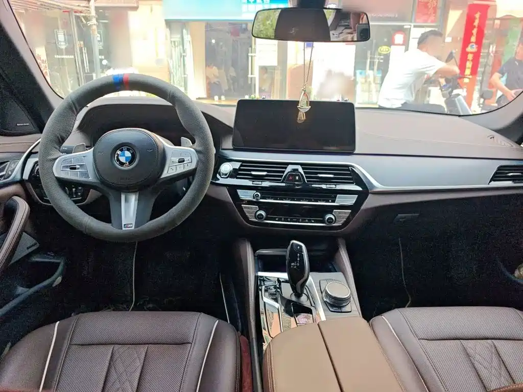 BMW 5 Series — миниатюра 13