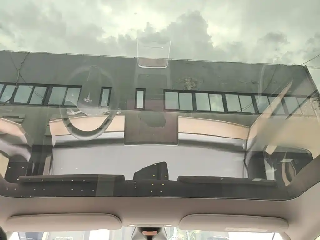 Tesla Model Y — миниатюра 18