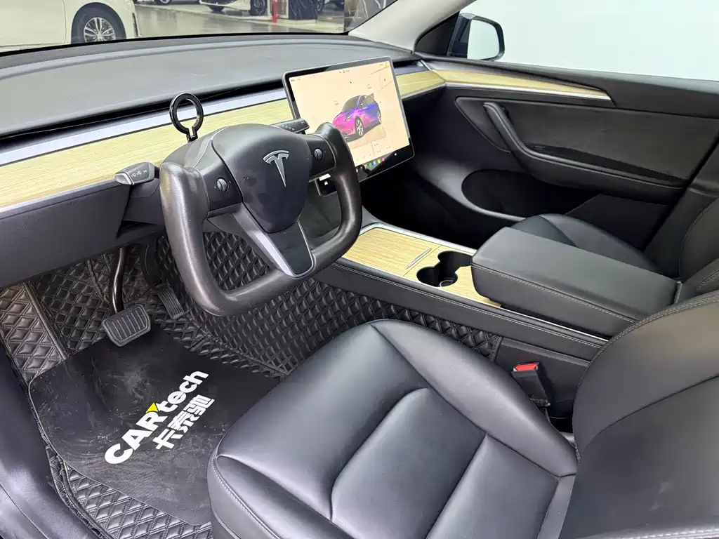 Tesla Model Y — миниатюра 12