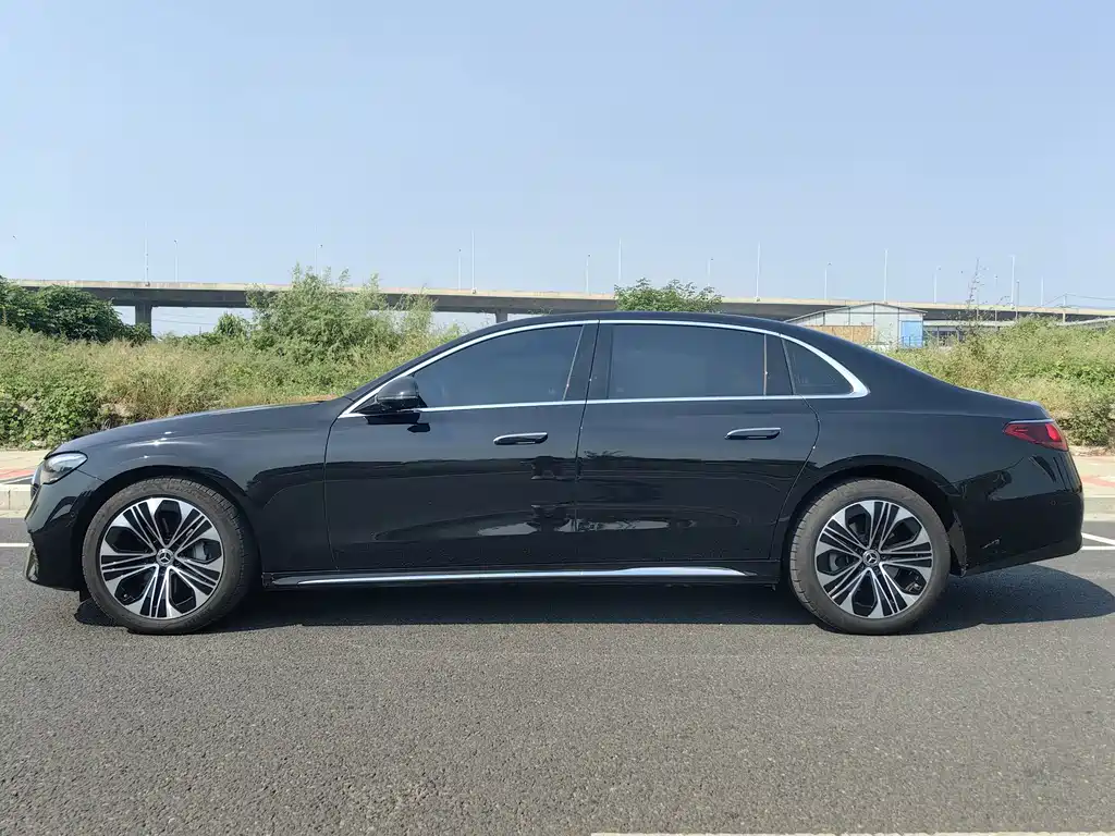 Mercedes-Benz E-Class — миниатюра 7