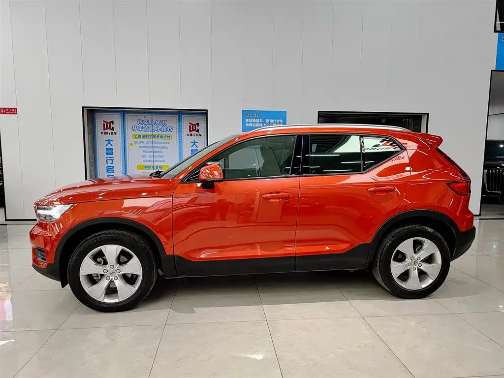 VOLVO XC40