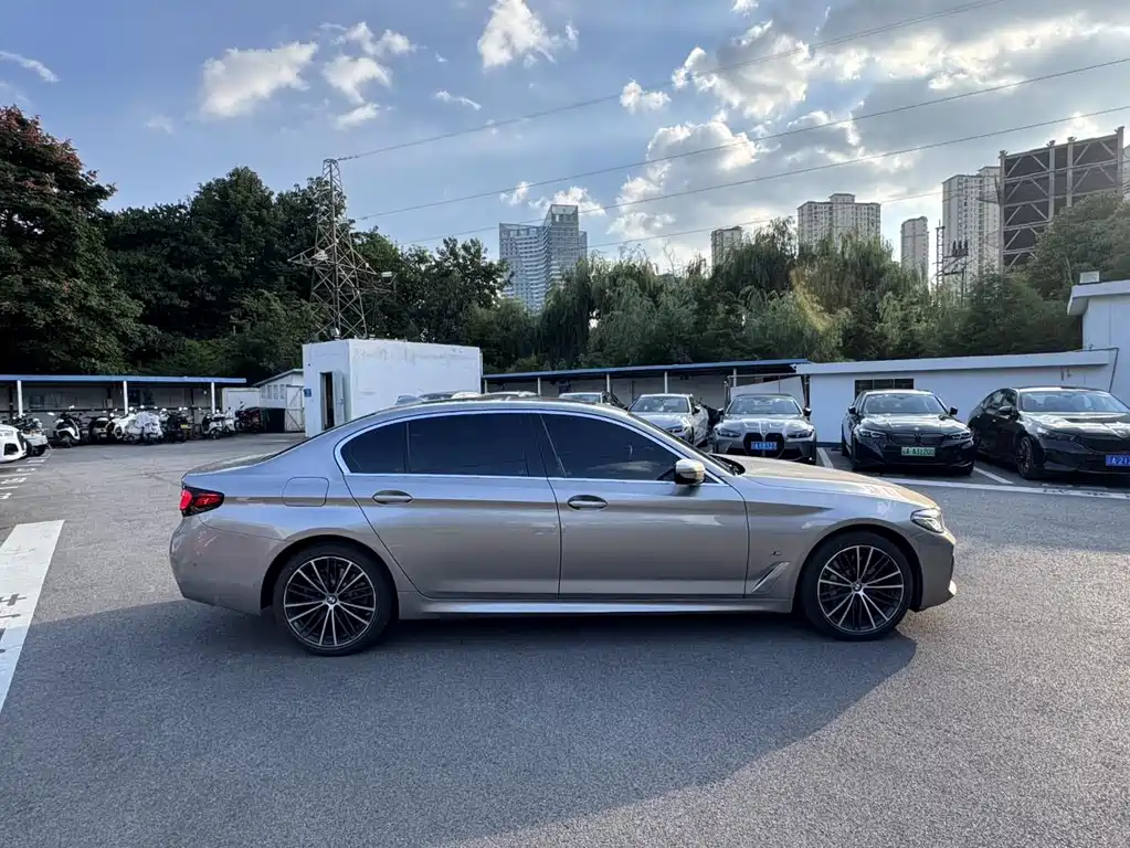 BMW 5 Series — миниатюра 8