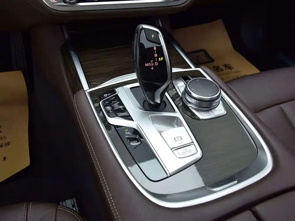 BMW 7 Series — миниатюра 16