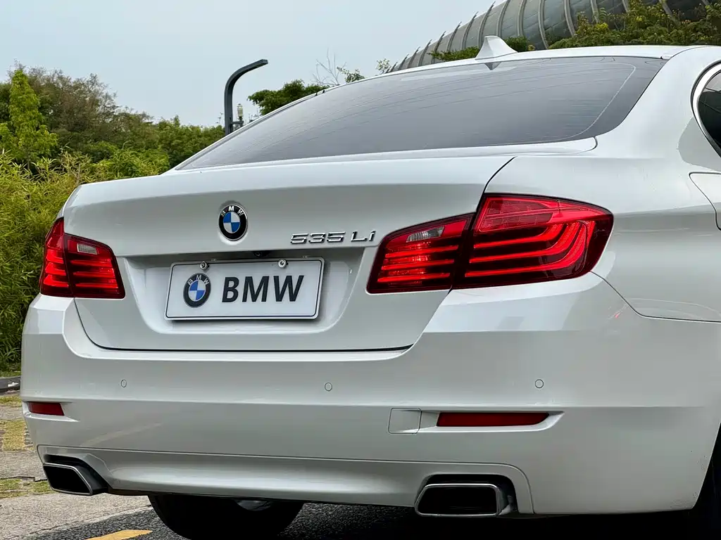 BMW 5 Series — миниатюра 17