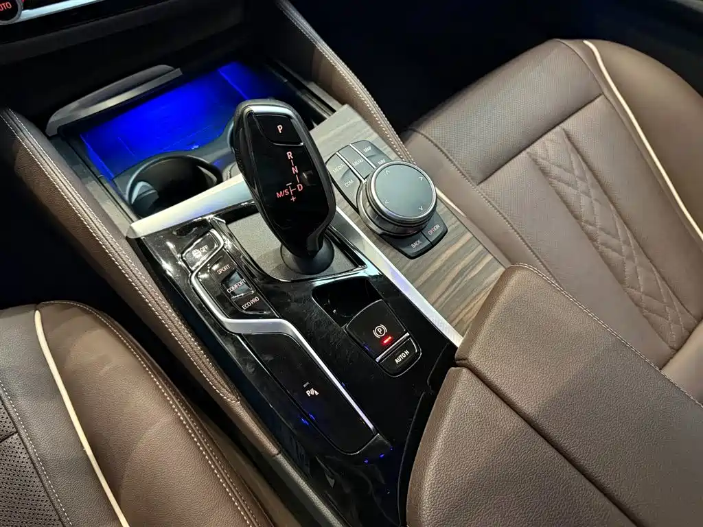 BMW 5 Series — миниатюра 7