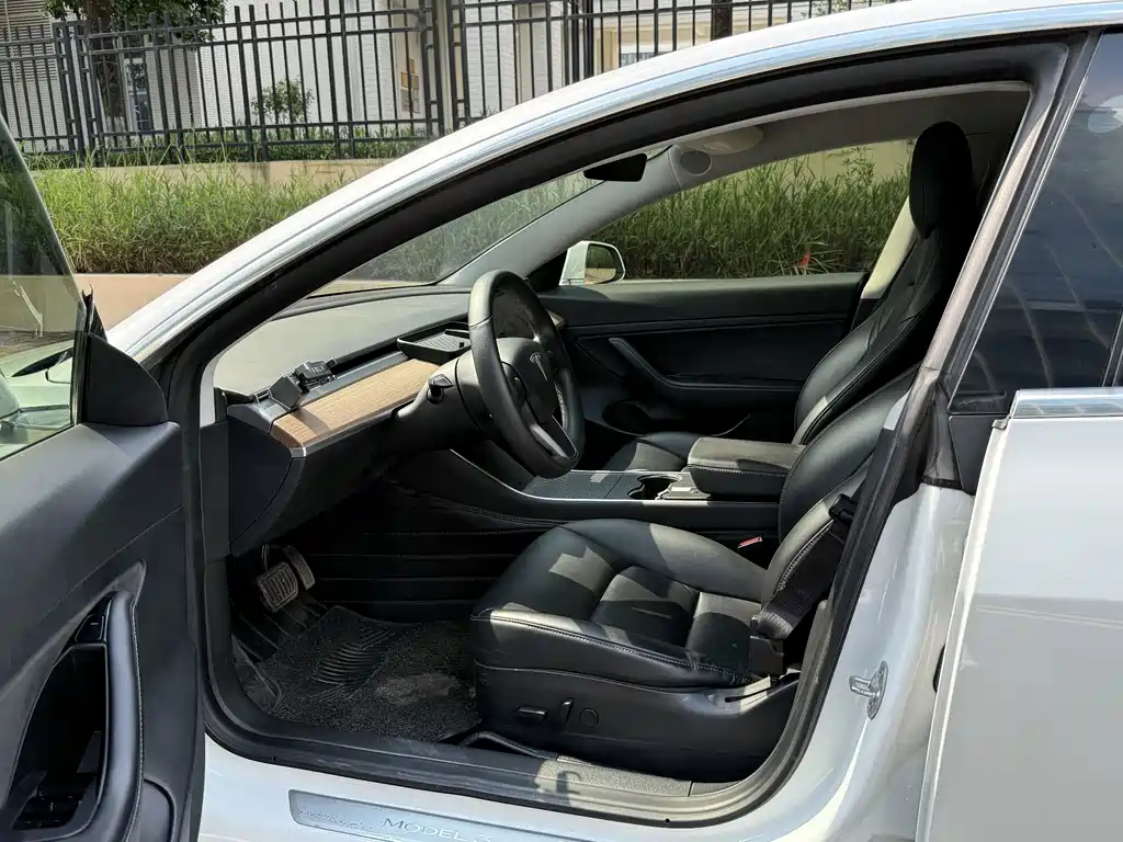 Tesla Model 3 — миниатюра 9