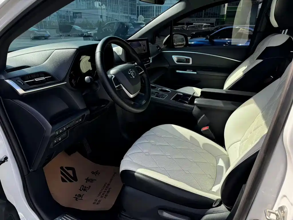 Toyota Granvia — миниатюра 10
