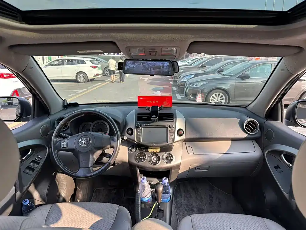 Toyota RAV4 — миниатюра 8