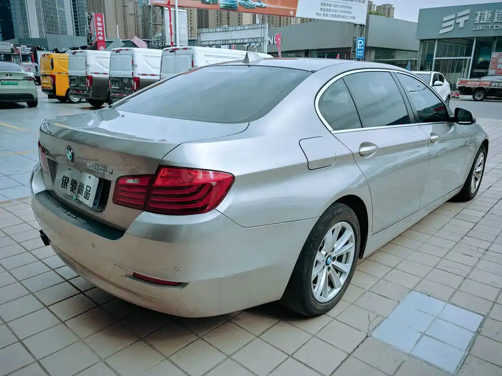 BMW 5 Series — миниатюра 11