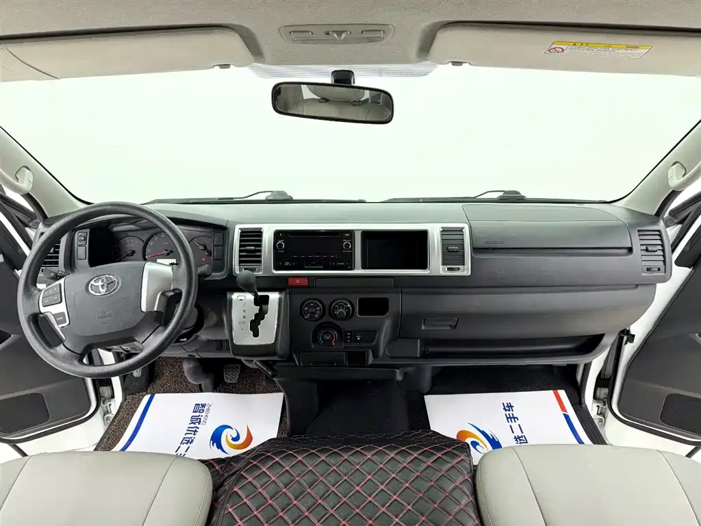 Toyota HiAce 2011 2.7L AT Standard 13 мест