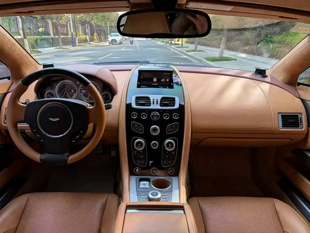 Aston Martin Rapide — миниатюра 7