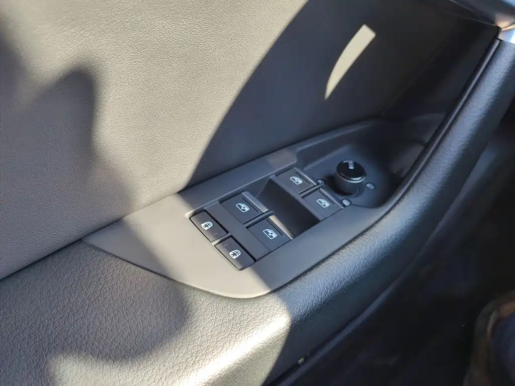 Audi A6L New Energy — миниатюра 30