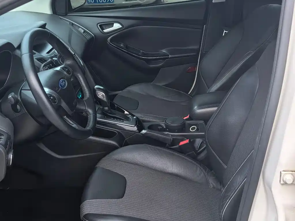 Ford Focus 2012 1.6L AT