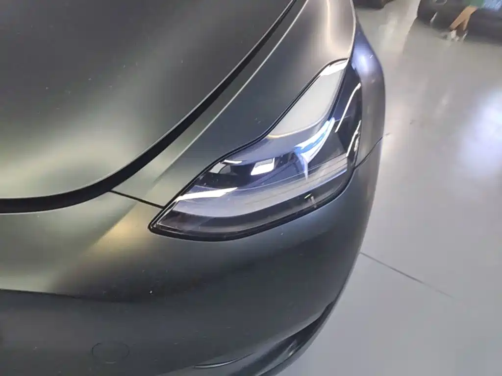 Tesla Model Y — миниатюра 24