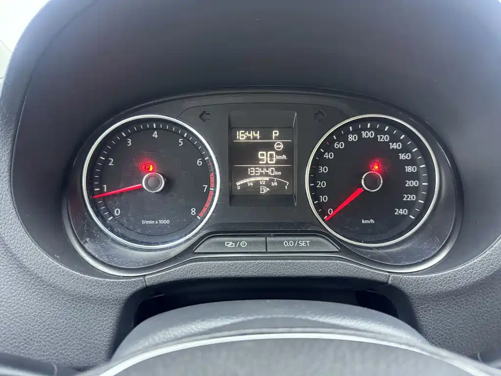 Volkswagen Polo 2014 1.6L Cross Polo AT