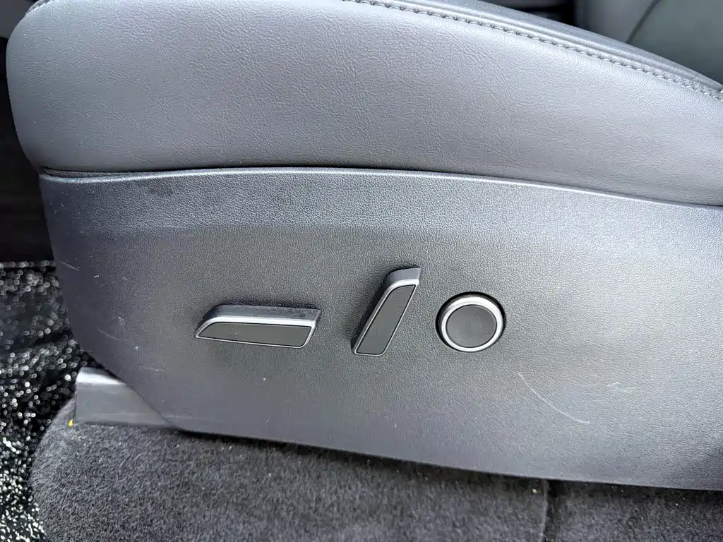 Tesla Model Y — миниатюра 26