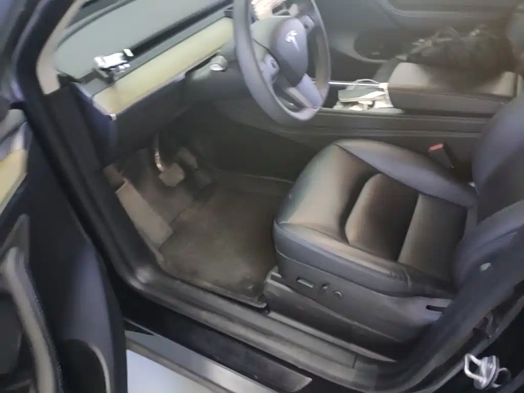Tesla Model Y — миниатюра 16